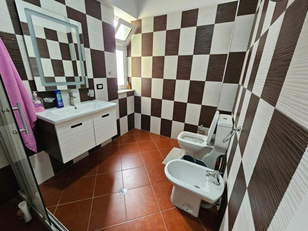 Jepet me qira apartament 2+1+2 tualete + post parkimi – Liqeni i Thatë 📍 Vendndodhja: 100 metra larg Hotel Radisson 💶 Çmimi: 800 €/muaj (post parkimi i përfshirë) 🏢 Ndodhet në: Katin e 2-të | Pallat i ri me ashensor