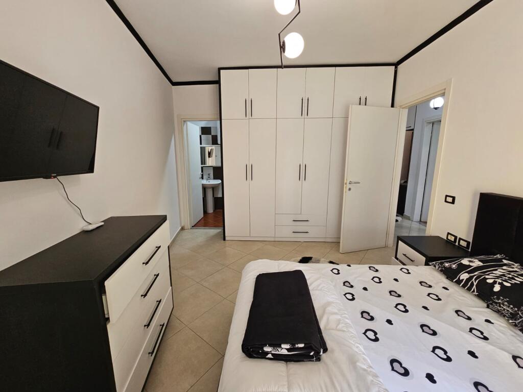 Jepet me qira apartament 2+1+2 tualete + post parkimi – Liqeni i Thatë 📍 Vendndodhja: 100 metra larg Hotel Radisson 💶 Çmimi: 800 €/muaj (post parkimi i përfshirë) 🏢 Ndodhet në: Katin e 2-të | Pallat i ri me ashensor
