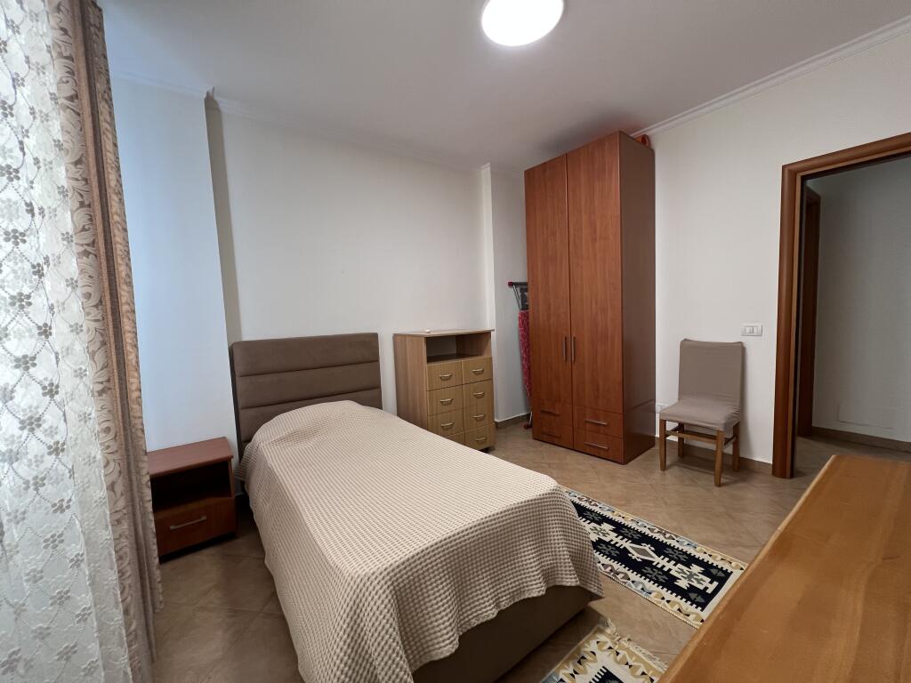 Appartamento 2+1+2 vicino alla Chiesa sulla strada di Kavaja