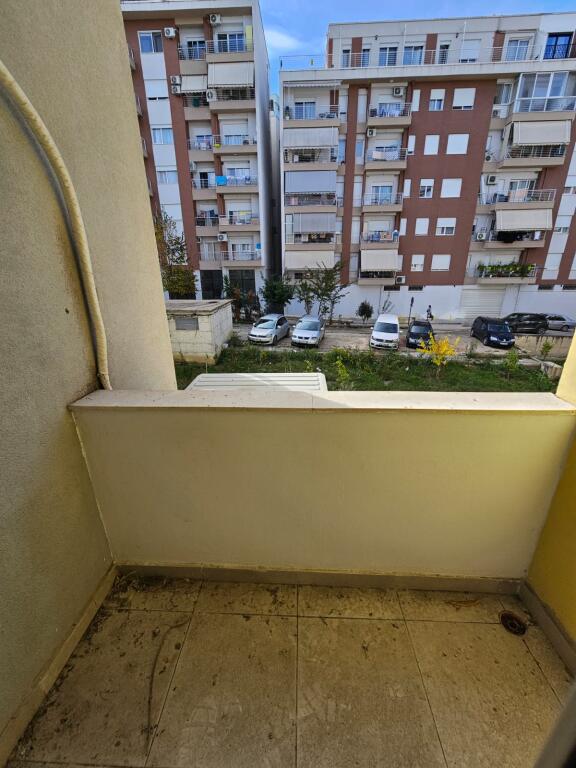 Jepet me qira apartament 2+1+2 tualete + post parkimi – Liqeni i Thatë 📍 Vendndodhja: 100 metra larg Hotel Radisson 💶 Çmimi: 800 €/muaj (post parkimi i përfshirë) 🏢 Ndodhet në: Katin e 2-të | Pallat i ri me ashensor