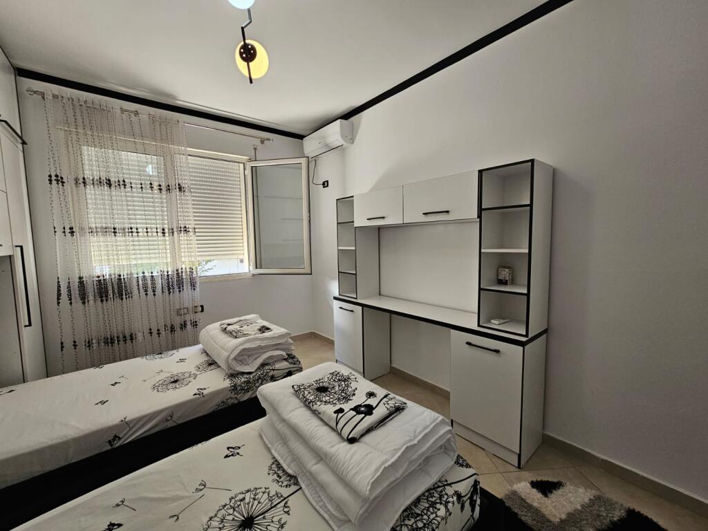 Jepet me qira apartament 2+1+2 tualete + post parkimi – Liqeni i Thatë 📍 Vendndodhja: 100 metra larg Hotel Radisson 💶 Çmimi: 800 €/muaj (post parkimi i përfshirë) 🏢 Ndodhet në: Katin e 2-të | Pallat i ri me ashensor