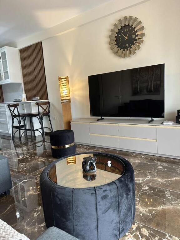 🏙️ Appartamento 1+1 in affitto – Di fronte al Colosseo, Tirana