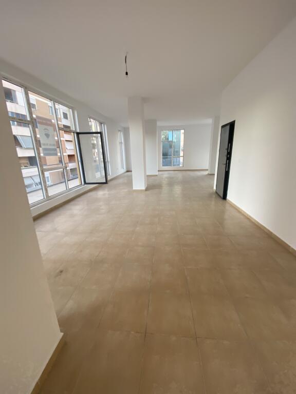 Business premises with an area of 150 m2, service complex, train station, 1800 euros