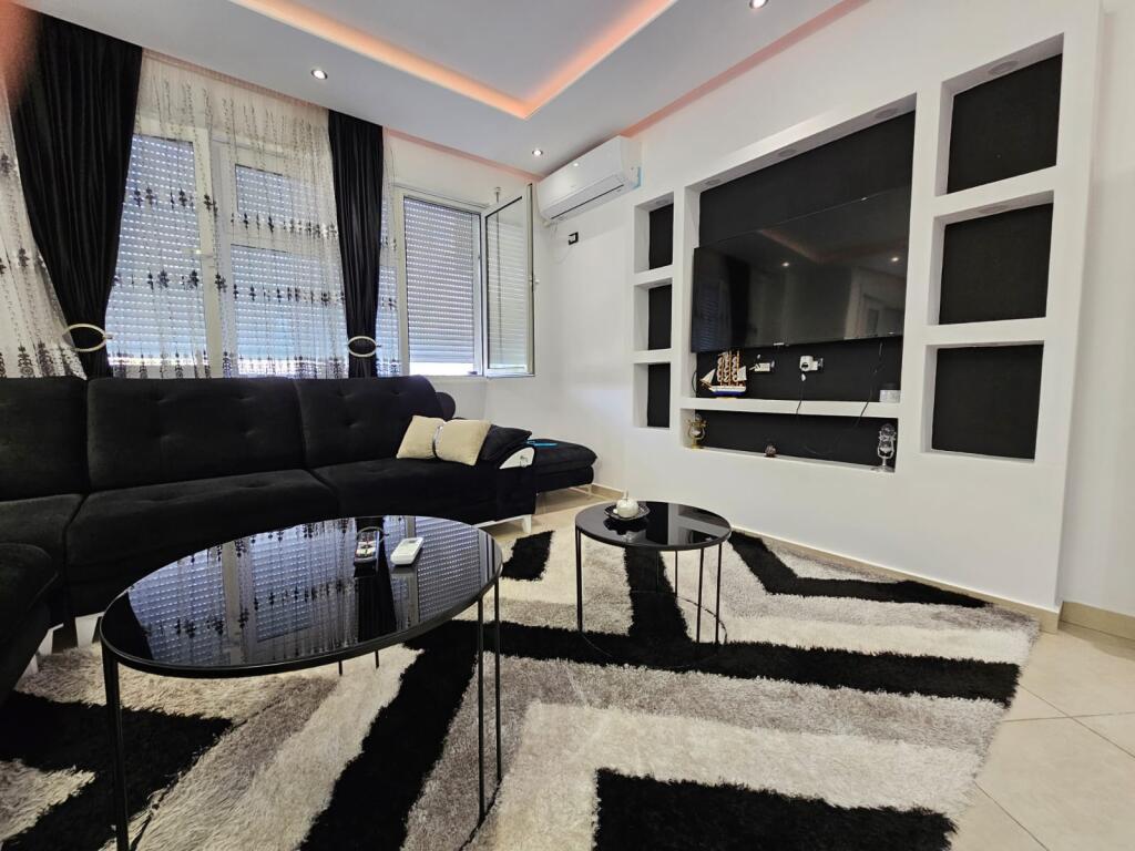 Jepet me qira apartament 2+1+2 tualete + post parkimi – Liqeni i Thatë 📍 Vendndodhja: 100 metra larg Hotel Radisson 💶 Çmimi: 800 €/muaj (post parkimi i përfshirë) 🏢 Ndodhet në: Katin e 2-të | Pallat i ri me ashensor