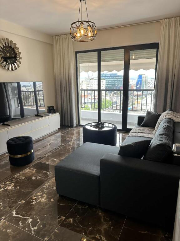 🏙️ Appartamento 1+1 in affitto – Di fronte al Colosseo, Tirana