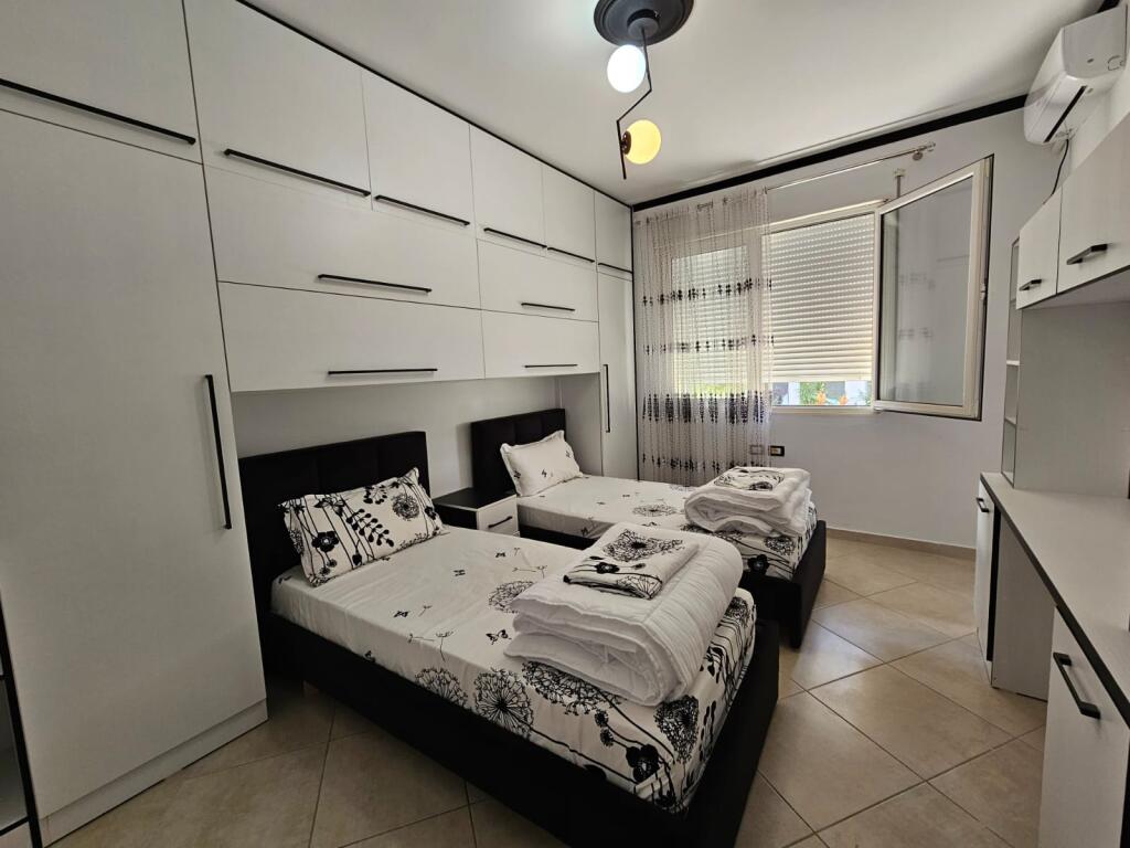 Jepet me qira apartament 2+1+2 tualete + post parkimi – Liqeni i Thatë 📍 Vendndodhja: 100 metra larg Hotel Radisson 💶 Çmimi: 800 €/muaj (post parkimi i përfshirë) 🏢 Ndodhet në: Katin e 2-të | Pallat i ri me ashensor