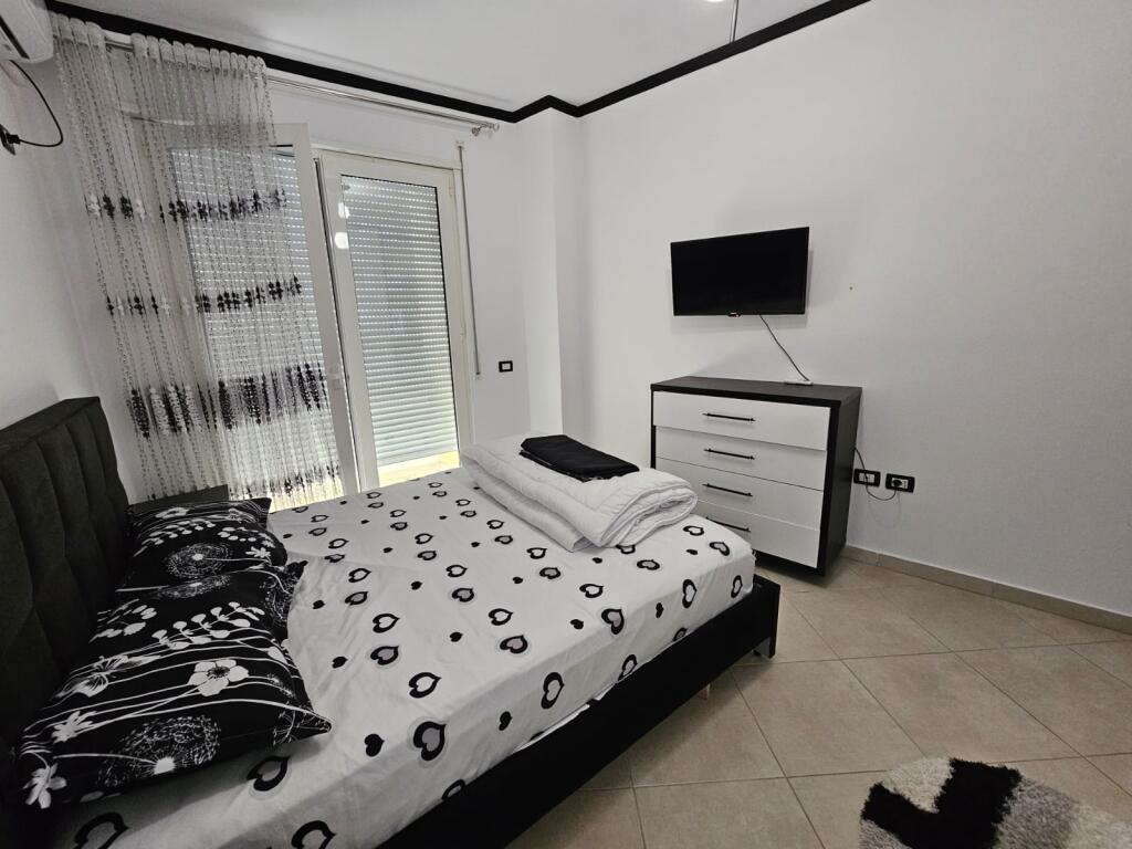 Jepet me qira apartament 2+1+2 tualete + post parkimi – Liqeni i Thatë 📍 Vendndodhja: 100 metra larg Hotel Radisson 💶 Çmimi: 800 €/muaj (post parkimi i përfshirë) 🏢 Ndodhet në: Katin e 2-të | Pallat i ri me ashensor