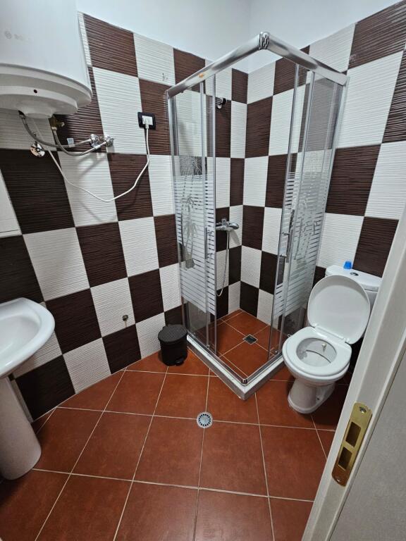 Jepet me qira apartament 2+1+2 tualete + post parkimi – Liqeni i Thatë 📍 Vendndodhja: 100 metra larg Hotel Radisson 💶 Çmimi: 800 €/muaj (post parkimi i përfshirë) 🏢 Ndodhet në: Katin e 2-të | Pallat i ri me ashensor