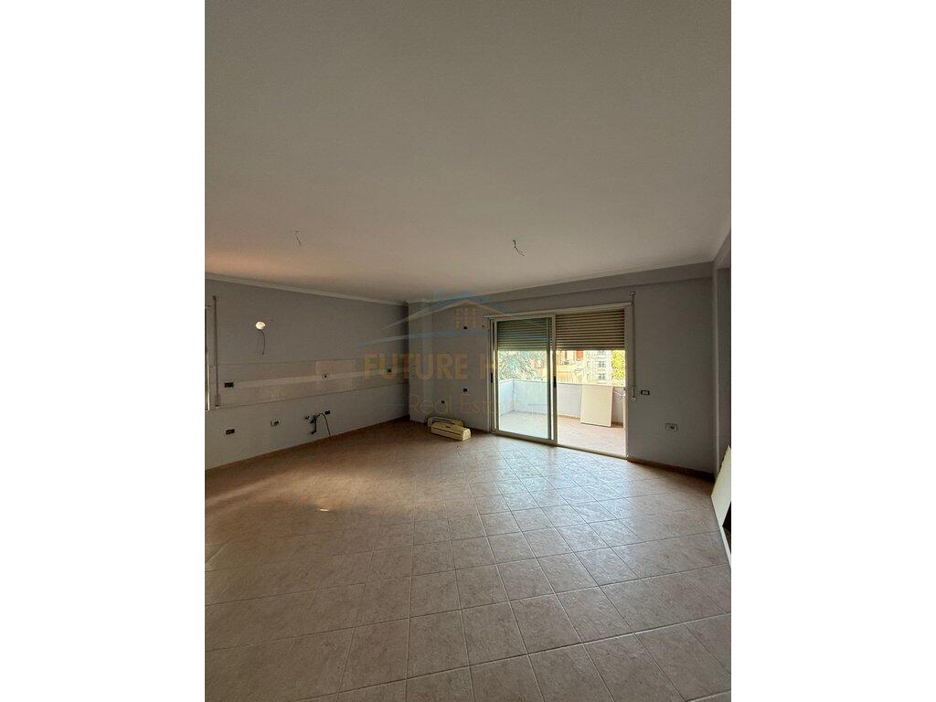 Shitet apartament 2+1 Liqeni i thate