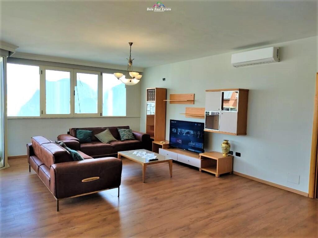 Apartament Me Qera 3+1+2 Tek Komuna e Parisit (ID B230122) Tirane.