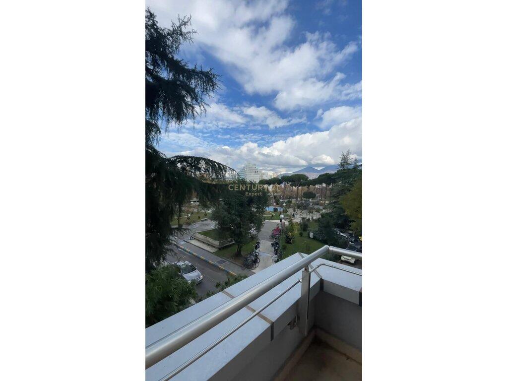 Ambient komercial modern me verandë në zemër të Ish-Bllokut per zyra/biznes