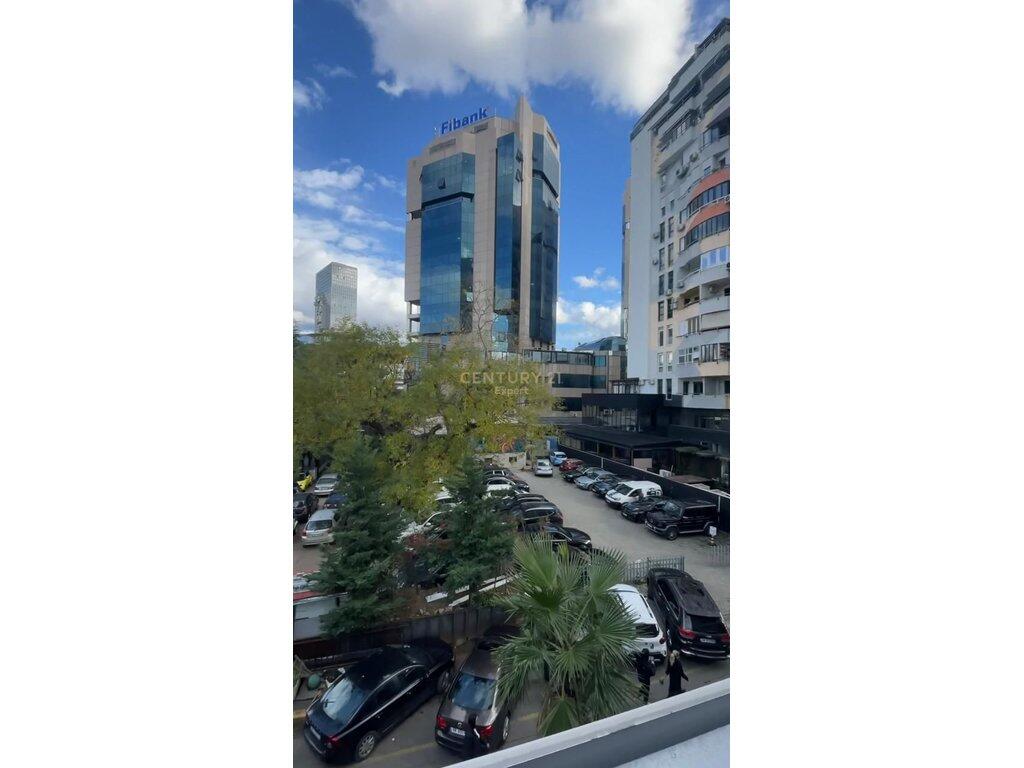 Ambient komercial modern me verandë në zemër të Ish-Bllokut per zyra/biznes