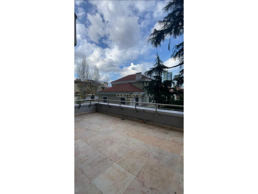 Ambient komercial modern me verandë në zemër të Ish-Bllokut per zyra/biznes