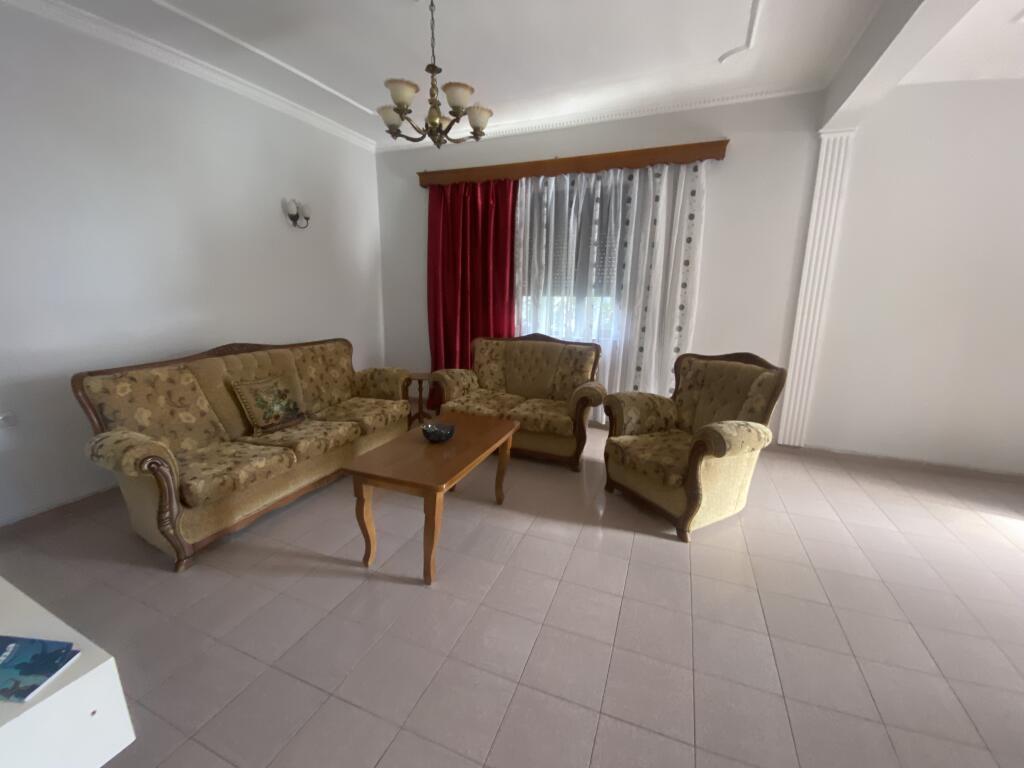 2+1, i mobiluar,inxhinieri e ndertimit,21 dhjetori ,cmimi 500 euro
