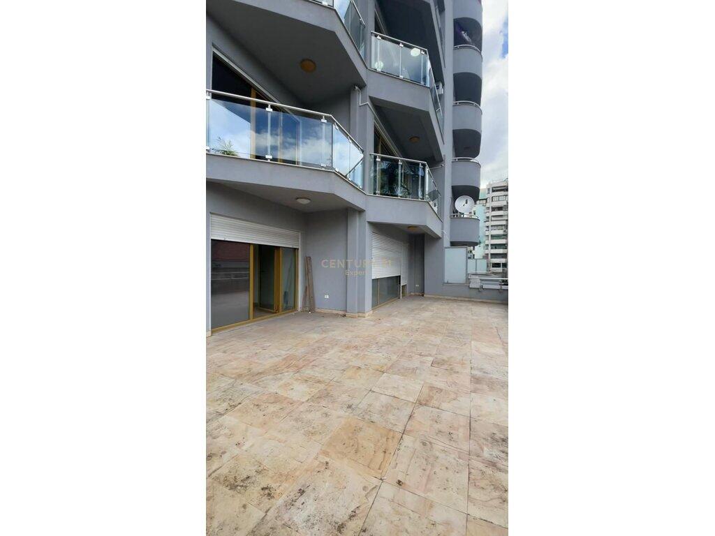Ambient komercial modern me verandë në zemër të Ish-Bllokut per zyra/biznes