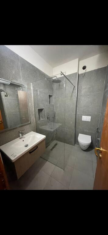 Jepet me qera apartament 1+1, Brenda Pazarit te ri