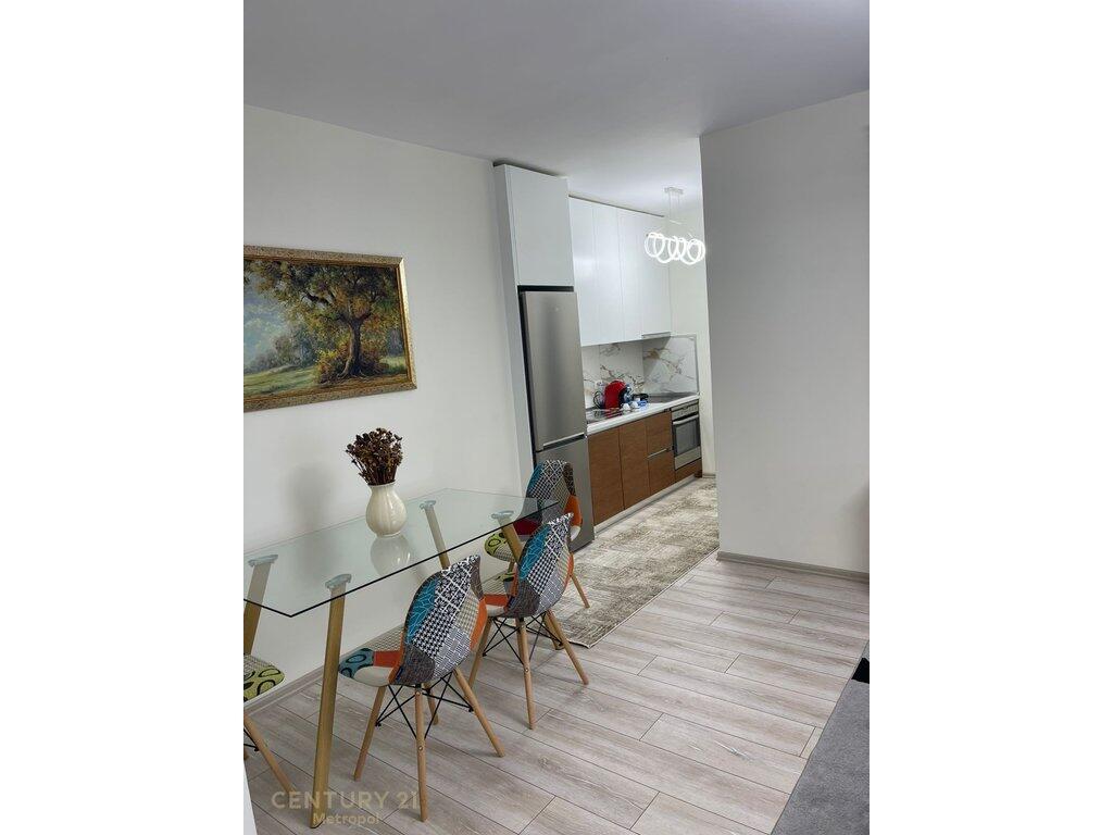 Japim me qira apartament 1+1 te Rruga e Kosovareve !