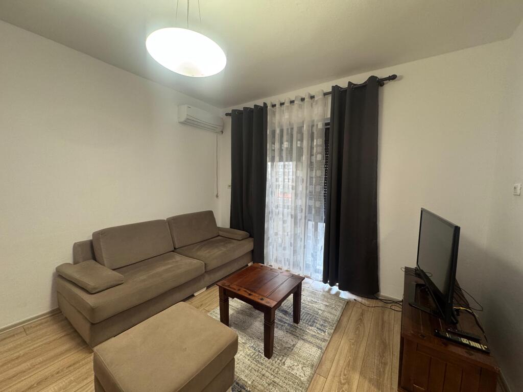 Apartament me qira 2+1 – Pranë kompleksit Asl, Rruga “Kongresi i Manastirit”  • Sipërfaqe: 2 dhoma gjumi + 1 sallon  • Kati: 3, pallat ekzistues  • Gjendja: Totalisht i mobiluar  • Çmimi: 45.000 leke te reja