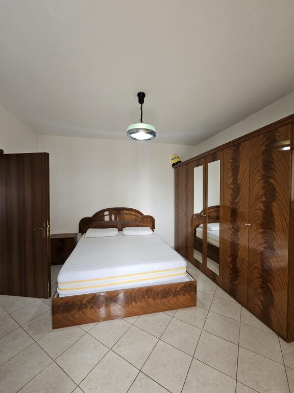Jepet me Qera: 2+1 +2wc+2 ballkone 📍ASTIR -PRANË RRUGES KRYESORE  Kt.4  PALLAT I RI ME ASHENSOR . CMIMI : 50.000 LEKË/MUAJ  S.110m² ||  TOTALISHT E ARREDUAR.