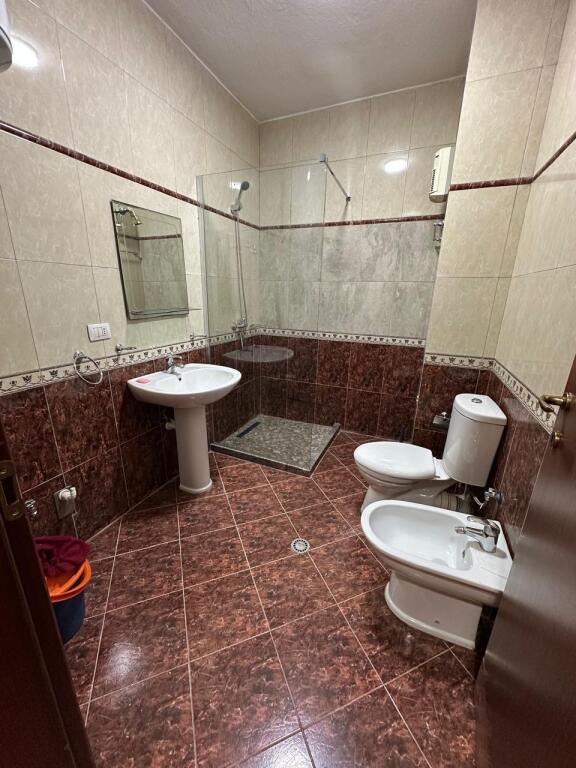 Apartament 2+1 me qira tek Komuna e Parisit (bosh)