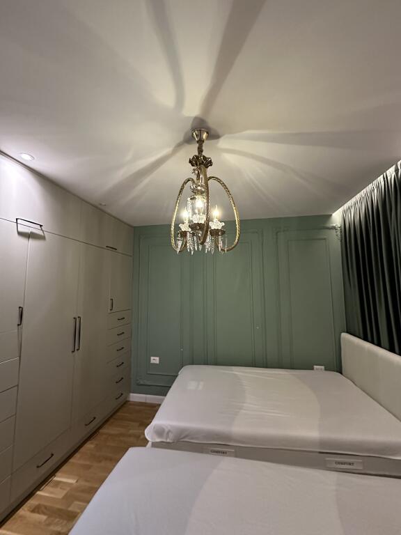 🏡 Shitet Apartament 3+1+2 – Pranë Stadiumit Air Albania
