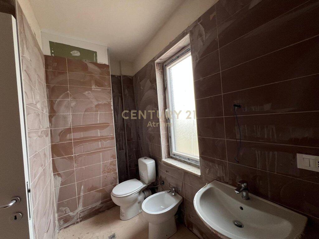 SHITET APARTAMENT 1+1 ME VERANDË PRANË SHKOLLËS SË BASHKUAR