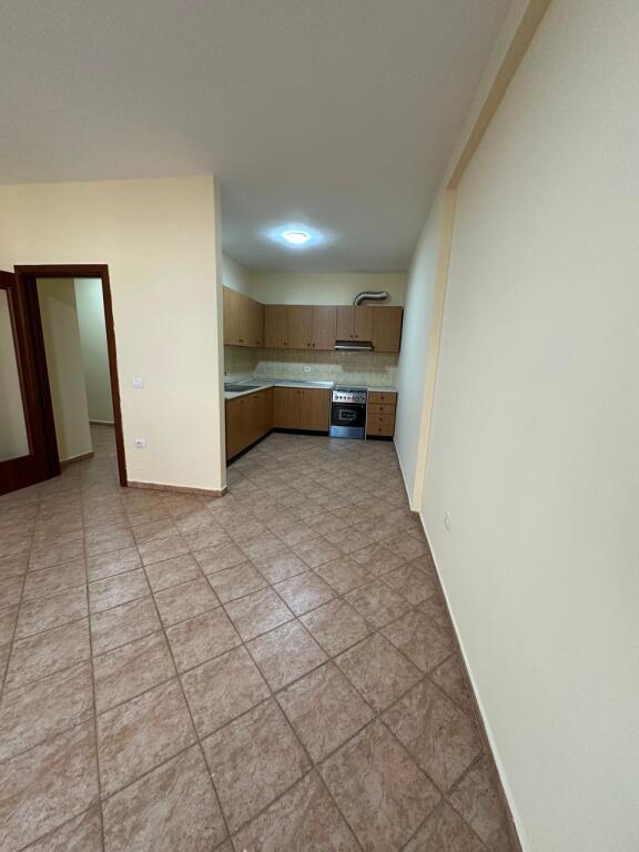Apartament 2+1 me qira tek Komuna e Parisit (bosh)