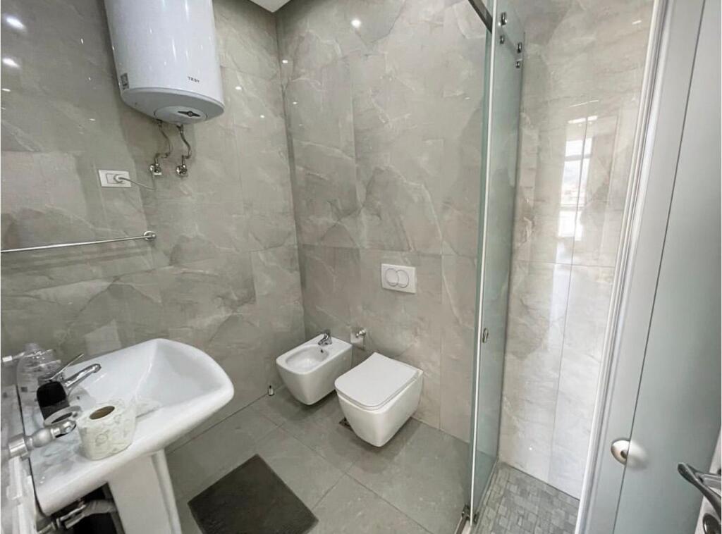 Apartament 2+1 per qira tek Kika 2 tek Komuna e Parisit.
