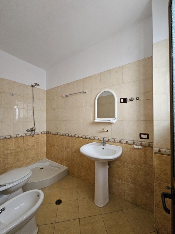Jepet me Qera: 2+1 +2wc+2 ballkone 📍ASTIR -PRANË RRUGES KRYESORE  Kt.4  PALLAT I RI ME ASHENSOR . CMIMI : 50.000 LEKË/MUAJ  S.110m² ||  TOTALISHT E ARREDUAR.