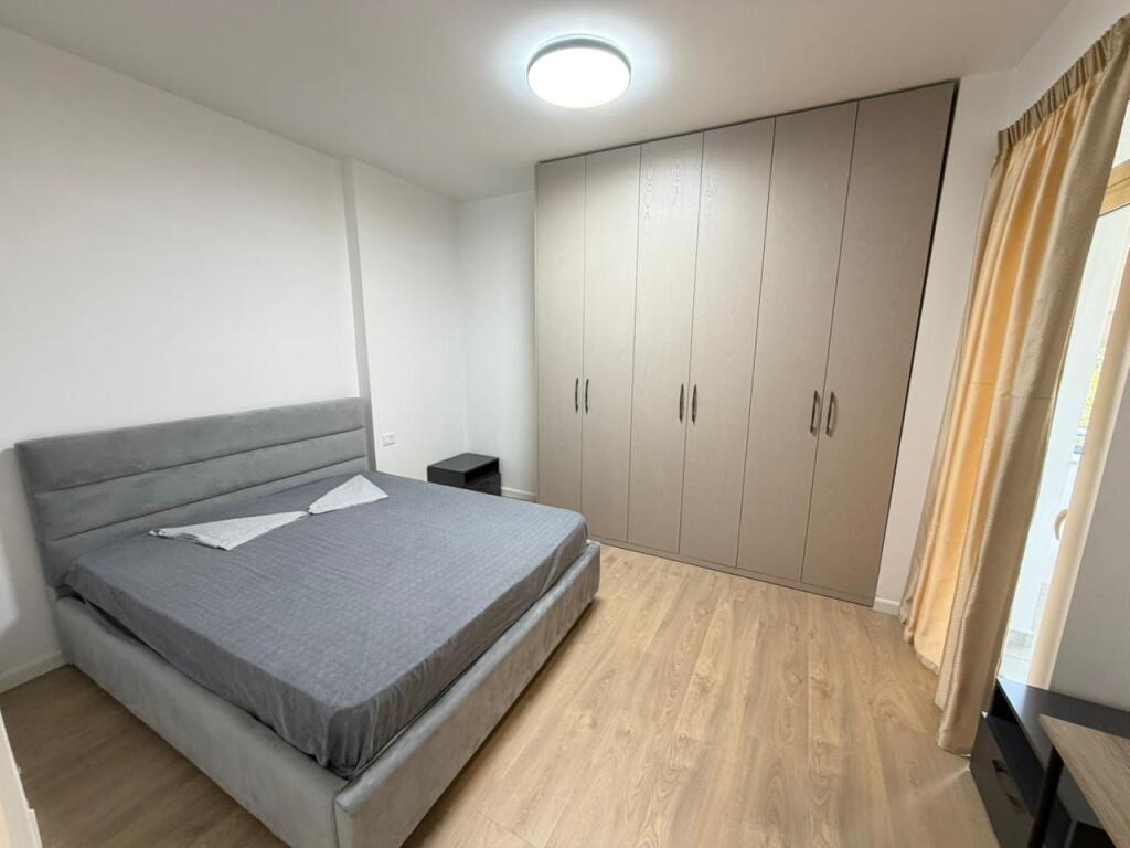 🏢 Apartament 2+1+2 me 2 ballkone për qira – Zogu i Zi  📍 Vendndodhja: Zogu i Zi 🏠 Sipërfaqja: 130 m² 🏢 Kati: 3 (me 2 ashensorë) 🛏 Dhoma: 2 dhoma gjumi + 1 dhomë ndenjeje + 2 tualete 🌅 Ballkone: 2 💶 Çmimi: 1200 €/muaj