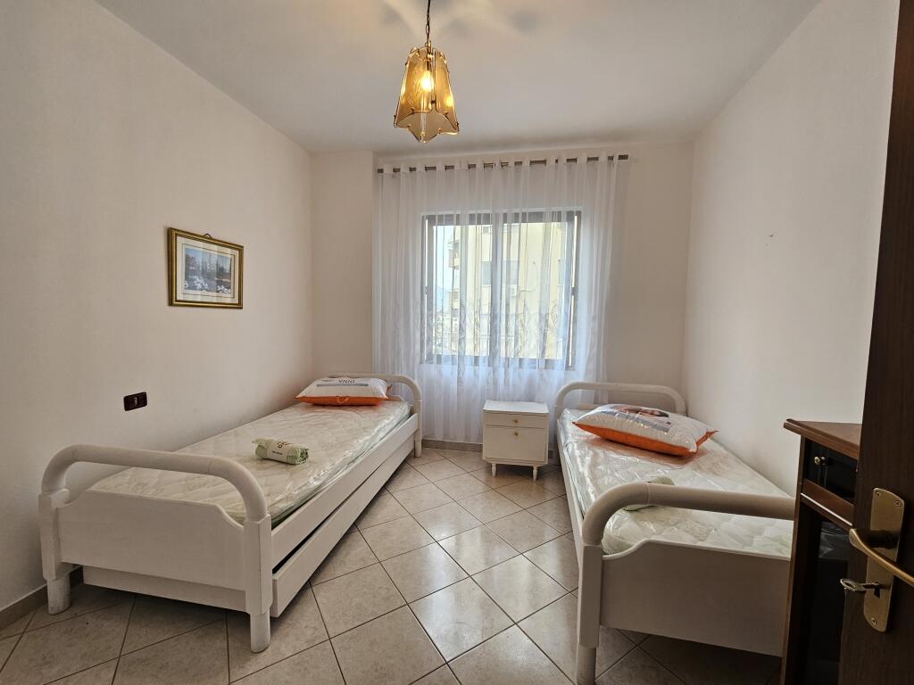 Jepet me Qera: 2+1 +2wc+2 ballkone 📍ASTIR -PRANË RRUGES KRYESORE  Kt.4  PALLAT I RI ME ASHENSOR . CMIMI : 50.000 LEKË/MUAJ  S.110m² ||  TOTALISHT E ARREDUAR.