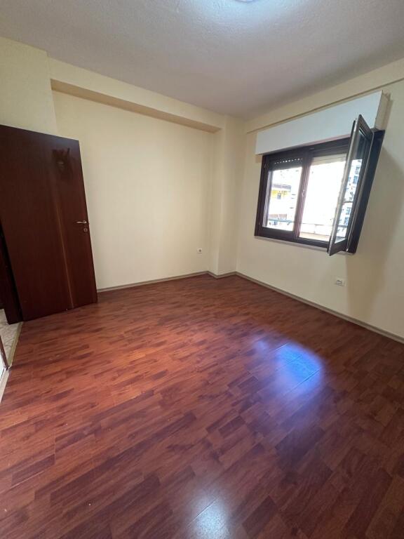 Apartament 2+1 me qira tek Komuna e Parisit (bosh)