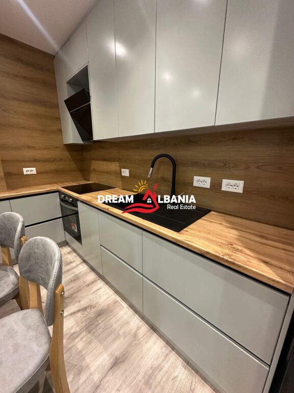 Super Appartamento 1+1+Posto Auto in Affitto vicino al Mercato Nuovo, vicino alla Scuola Rossa a Tirana(ID 42111170)