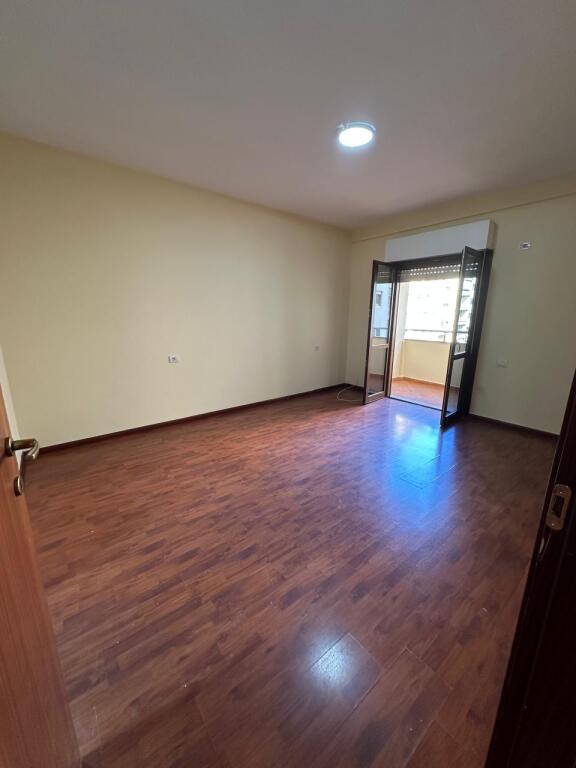Apartament 2+1 me qira tek Komuna e Parisit (bosh)