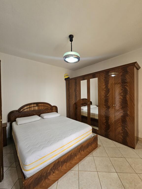 Jepet me Qera: 2+1 +2wc+2 ballkone 📍ASTIR -PRANË RRUGES KRYESORE  Kt.4  PALLAT I RI ME ASHENSOR . CMIMI : 50.000 LEKË/MUAJ  S.110m² ||  TOTALISHT E ARREDUAR.