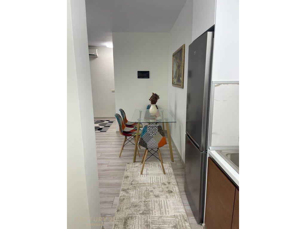 Japim me qira apartament 1+1 te Rruga e Kosovareve !