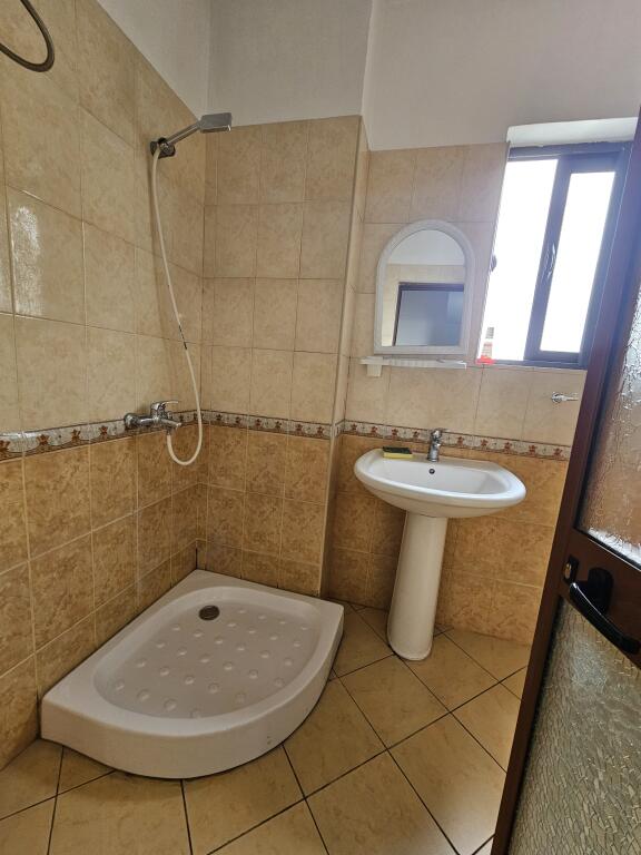 Jepet me Qera: 2+1 +2wc+2 ballkone 📍ASTIR -PRANË RRUGES KRYESORE  Kt.4  PALLAT I RI ME ASHENSOR . CMIMI : 50.000 LEKË/MUAJ  S.110m² ||  TOTALISHT E ARREDUAR.