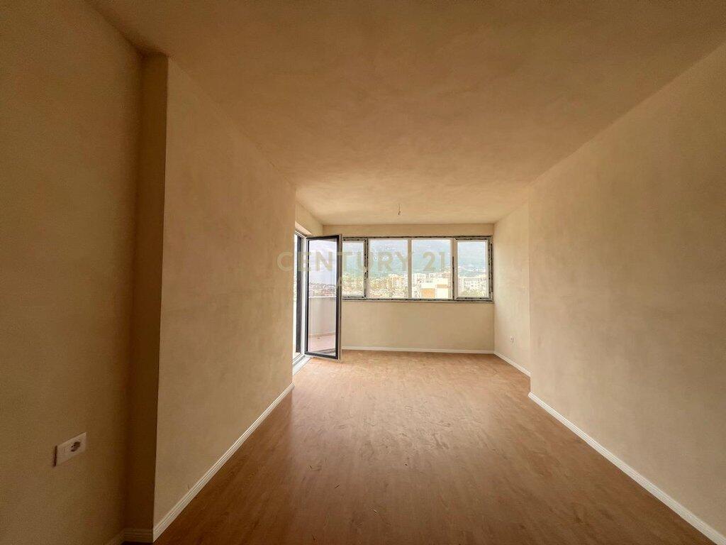 SHITET APARTAMENT 1+1 ME VERANDË PRANË SHKOLLËS SË BASHKUAR