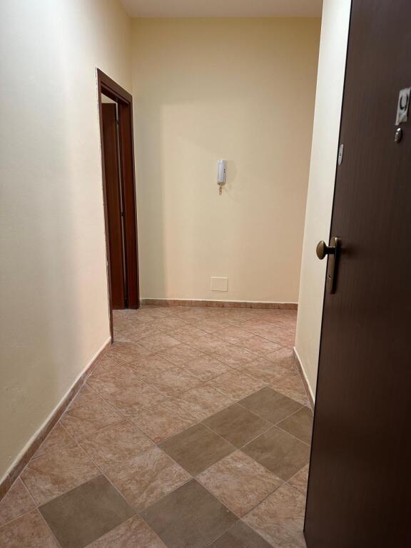 Apartament 2+1 me qira tek Komuna e Parisit (bosh)