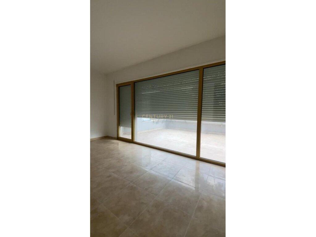 Ambient komercial modern me verandë në zemër të Ish-Bllokut per zyra/biznes