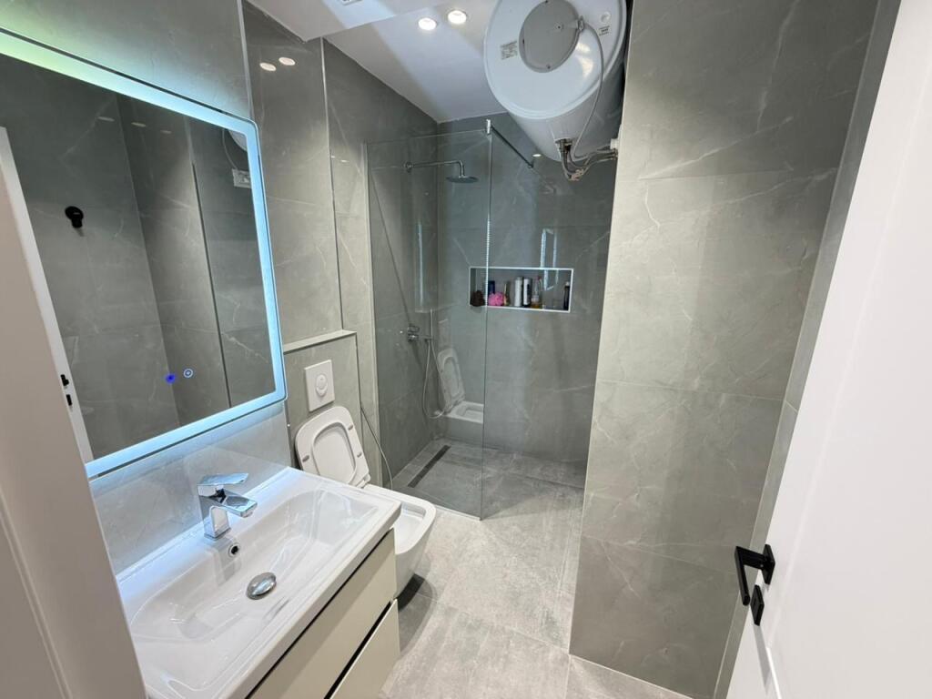 🏢 Apartament 2+1+2 me 2 ballkone për qira – Zogu i Zi  📍 Vendndodhja: Zogu i Zi 🏠 Sipërfaqja: 130 m² 🏢 Kati: 3 (me 2 ashensorë) 🛏 Dhoma: 2 dhoma gjumi + 1 dhomë ndenjeje + 2 tualete 🌅 Ballkone: 2 💶 Çmimi: 1200 €/muaj