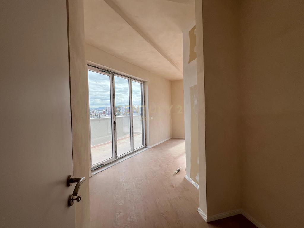 🏡 SHITET APARTAMENT 2+1 ME VERANDË – PRANË SHKOLLËS SË BASHKUAR