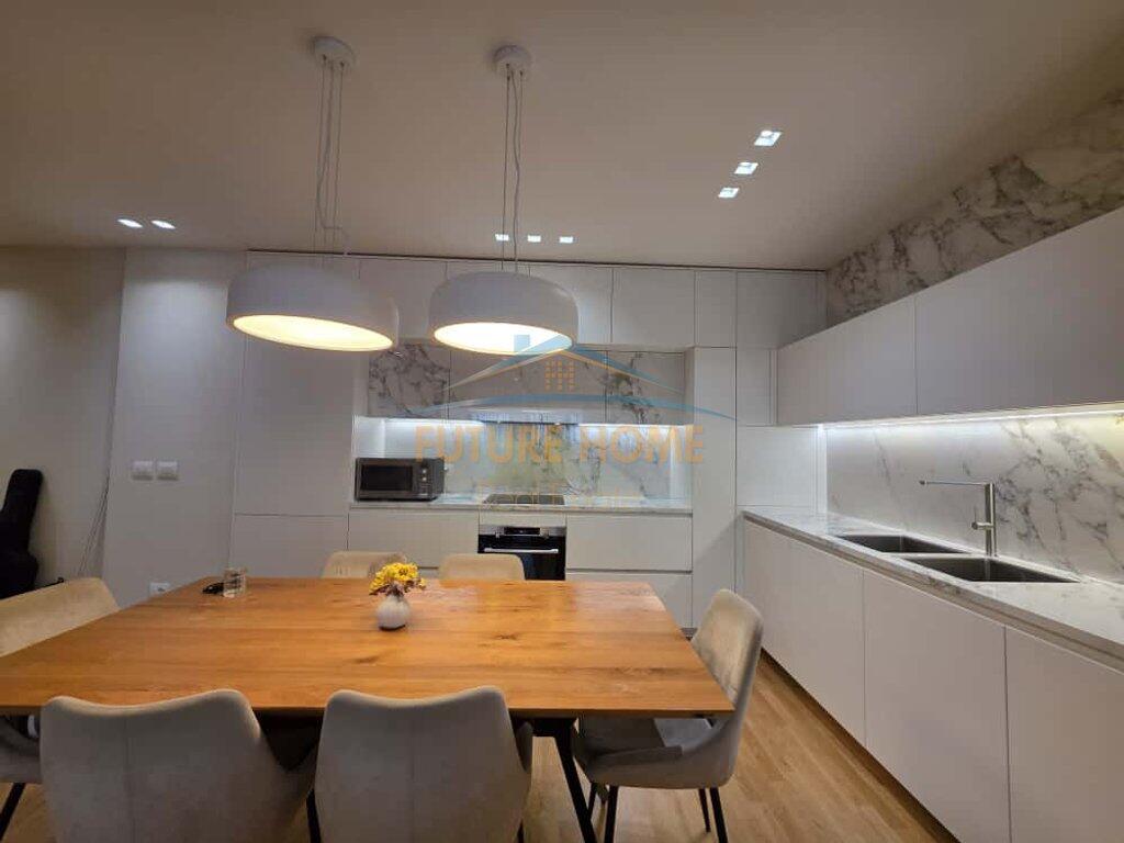 Qera,Apartament 3+1+2 tek Bulevardi Zogu i I!