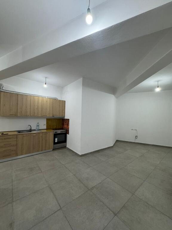 For rent Apartment 1+1, 5 Maj Street, Municipality Buildings, 300 thousand lek