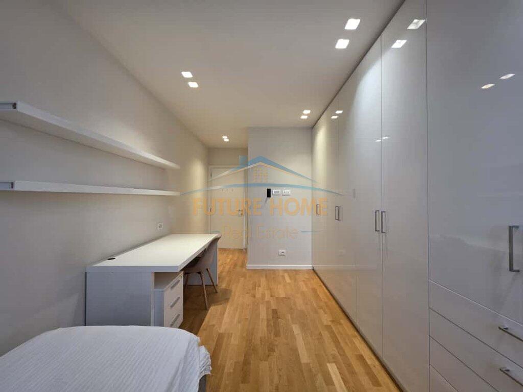 Qera,Apartament 3+1+2 tek Bulevardi Zogu i I!