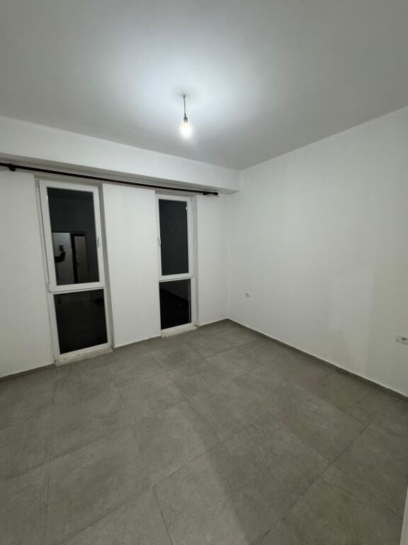 For rent Apartment 1+1, 5 Maj Street, Municipality Buildings, 300 thousand lek