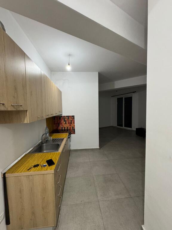 For rent Apartment 1+1, 5 Maj Street, Municipality Buildings, 300 thousand lek
