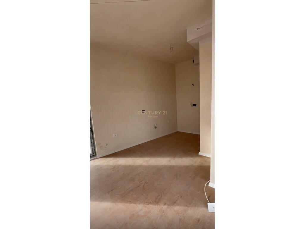 🏡 SHITET APARTAMENT 2+1 ME VERANDË – PRANË SHKOLLËS SË BASHKUAR