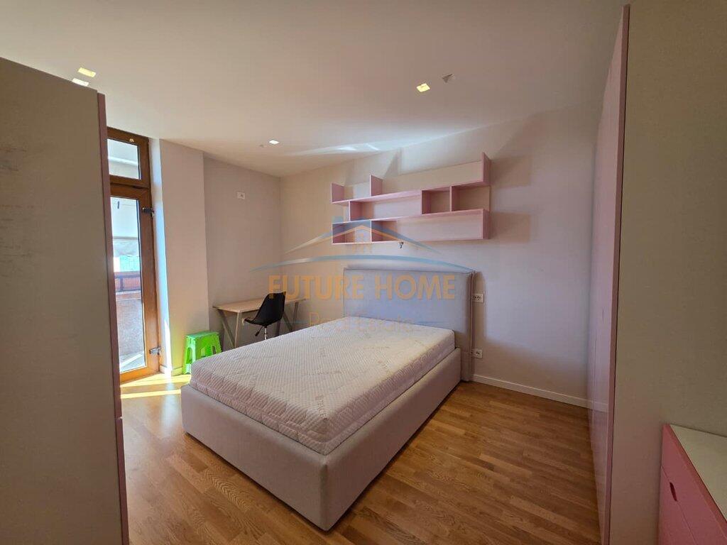 Qera,Apartament 3+1+2 tek Bulevardi Zogu i I!