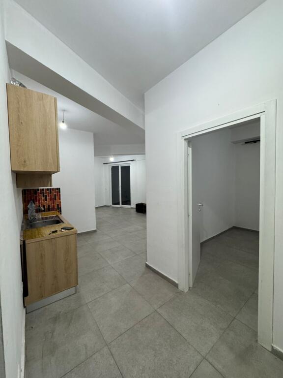 For rent Apartment 1+1, 5 Maj Street, Municipality Buildings, 300 thousand lek
